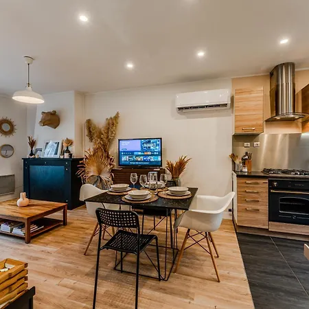 Le De La Leyre Apartment